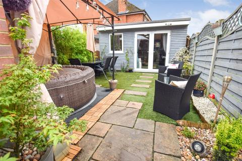 2 bedroom end of terrace house for sale, Park Road, Hampshire GU14