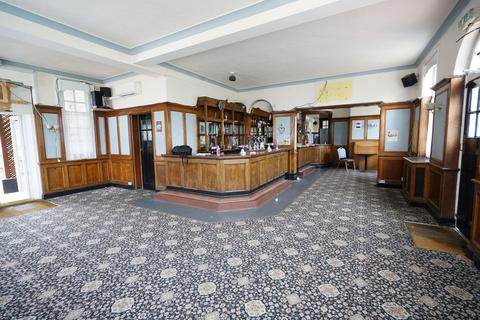 Pub to rent, The White Hart, Kings Walk, Grays