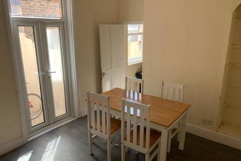 6 bedroom terraced house to rent, Fawcett Road, Southsea PO4