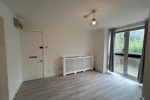 Studio to rent, Acton Lane, Harlesden, NW10