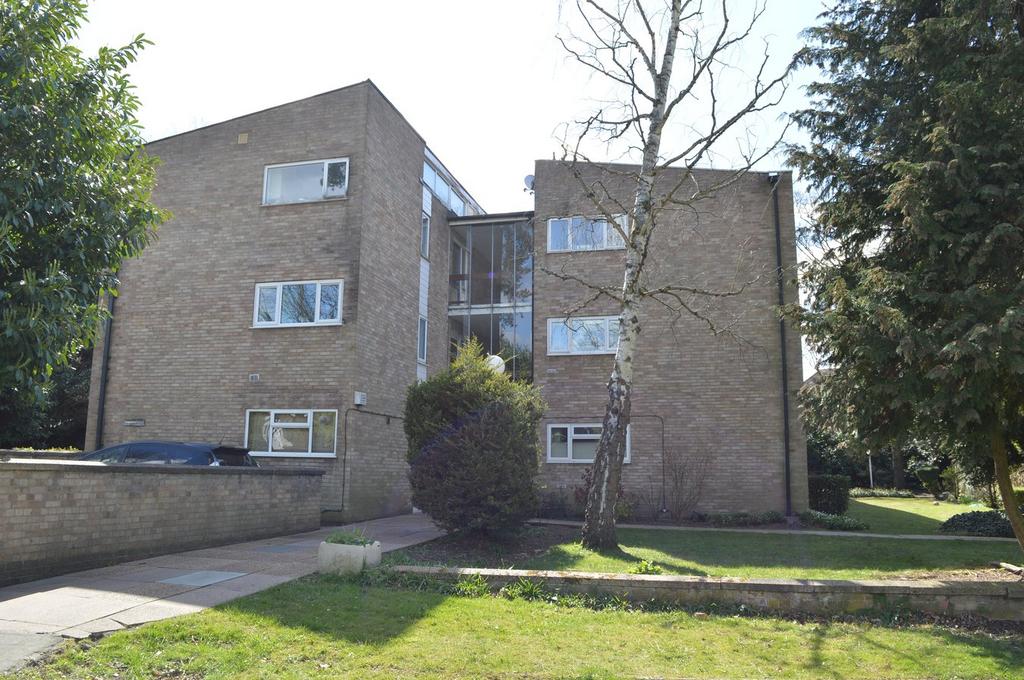 Pine Grove, Weybridge, KT13 1 bed flat £1,150 pcm (£265 pw)