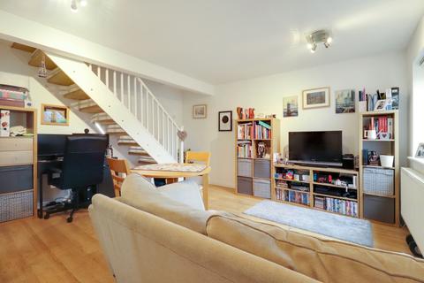 2 bedroom terraced house to rent, 14 Stonecrop Road, Guildford