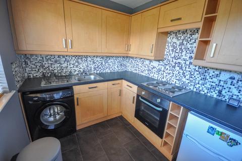 2 bedroom flat to rent, Haydon Close, Red House Farm