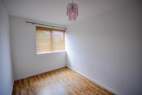 2 bedroom flat to rent, Haydon Close, Red House Farm