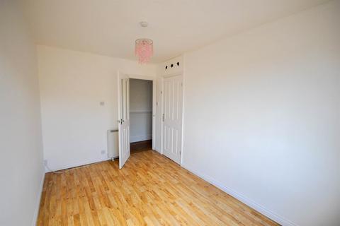 2 bedroom flat to rent, Haydon Close, Red House Farm