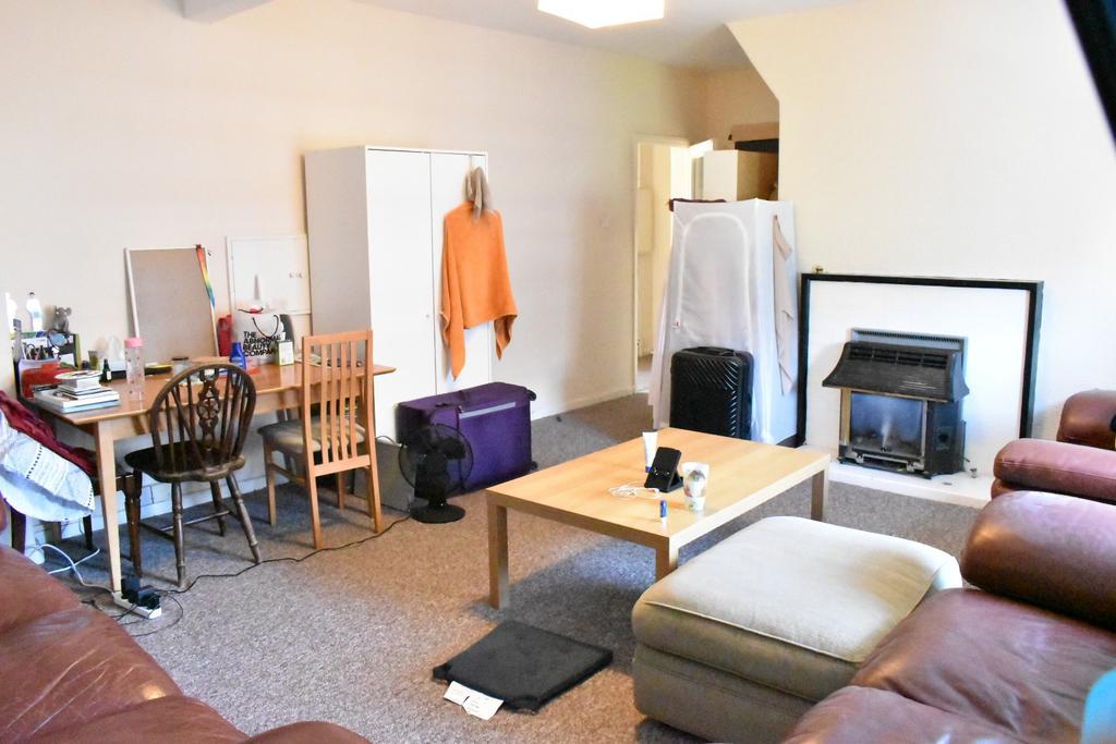 Old Street, London EC1V 3 bed flat to rent £3,200 pcm (£738 pw)