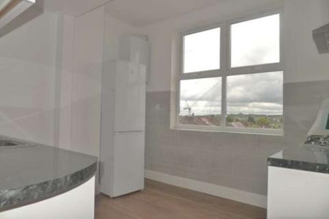 2 bedroom flat to rent, Friern Barnet Road, Friern Barnet, London N11