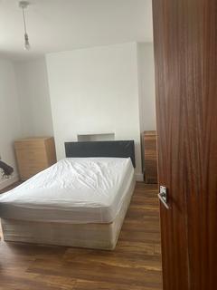 Studio to rent, Hornsey Park Road, London N8