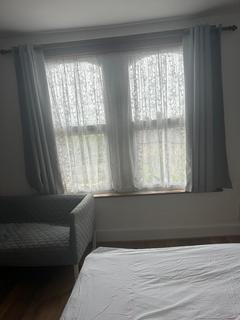 Studio to rent, Hornsey Park Road, London N8