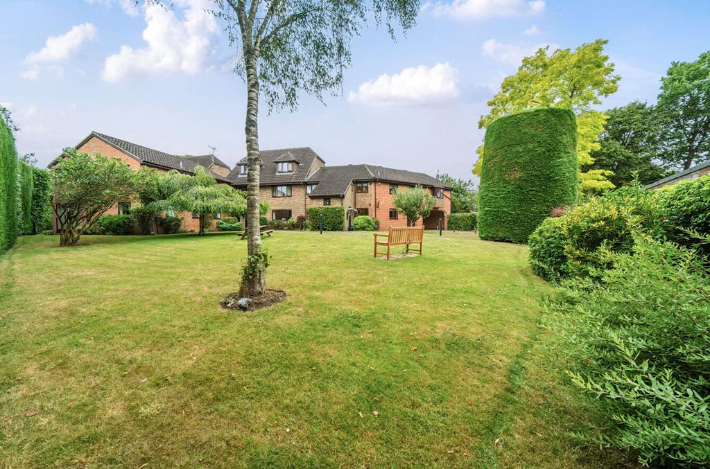 Wiltshire Drive, Wokingham, RG40 2 bed ground floor flat for sale £325,000