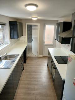 5 bedroom flat to rent, Rectory Road, Gateshead NE8