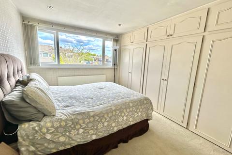 28 Bronte Farm Road, Shirley, Solihull, B90 3DE