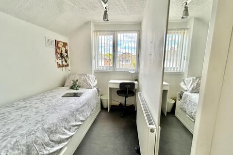 28 Bronte Farm Road, Shirley, Solihull, B90 3DE
