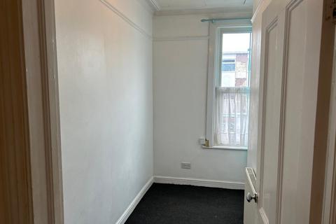 2 bedroom flat to rent, West Street, Southend-on-Sea SS2