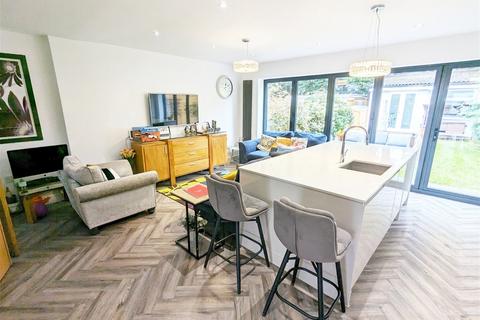 33 Wiseacre Croft, Shirley, Solihull, B90 1BB