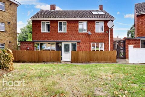 4 bedroom detached house for sale, Pond Croft, Hatfield