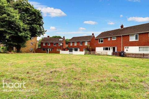 4 bedroom detached house for sale, Pond Croft, Hatfield