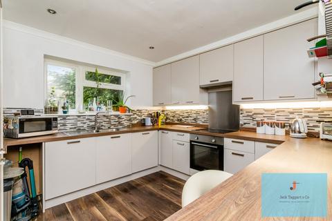 4 bedroom semi-detached house to rent, Henfield Way, Hove, BN3