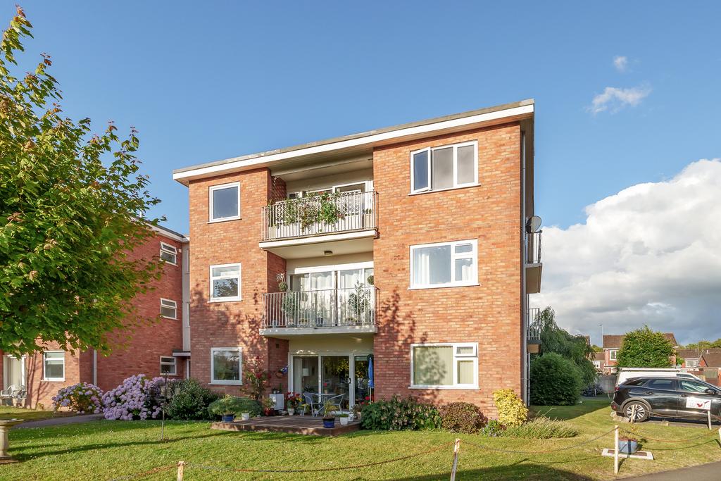 Ferndown Close, Taunton 2 bed flat for sale £185,000
