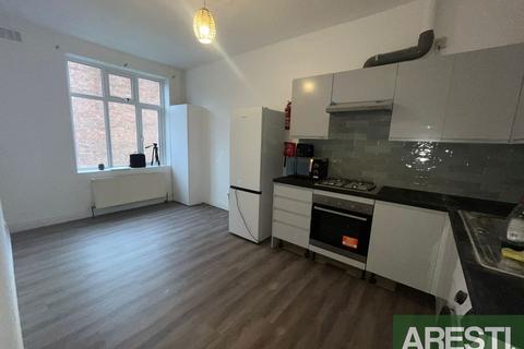 3 bedroom flat to rent, 230 Seven Sisters Road, London N4