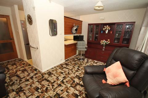 2 bedroom flat for sale, Manor Court, Urmston Lane, M32 9DE