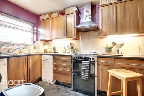 12 Francis Close, Shepperton, TW17 0EP