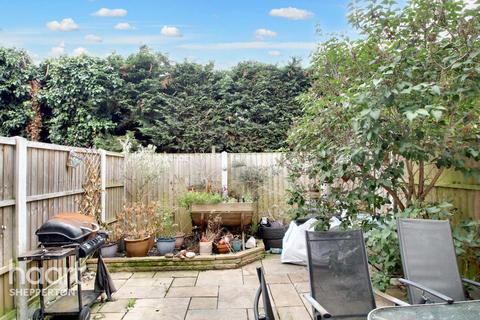 12 Francis Close, Shepperton, TW17 0EP