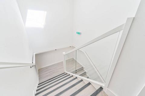 34d Fairview Road, London, SW16 5PT