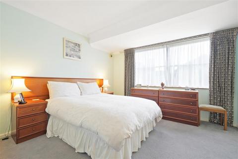 3 bedroom flat for sale, Paveley Drive, SW11
