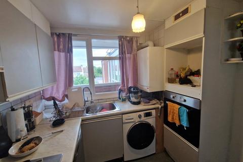 2 bedroom duplex to rent, Sandra Close, Wood Green, London, N22