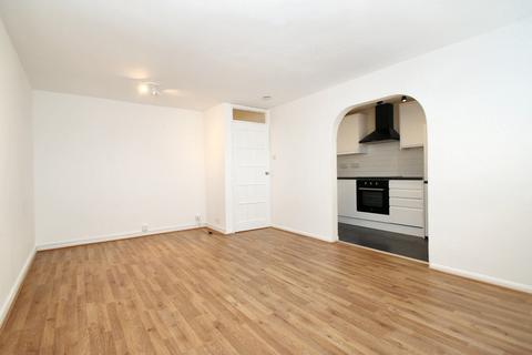 Studio to rent, Lynwood Close, South Woodford