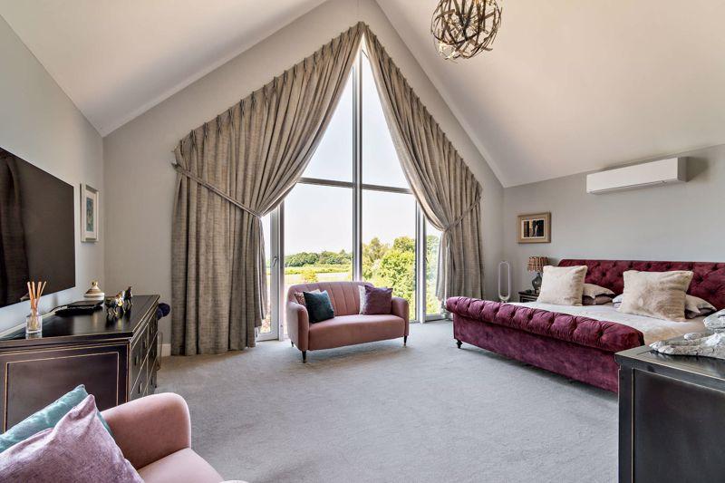 Master Bedroom (2)