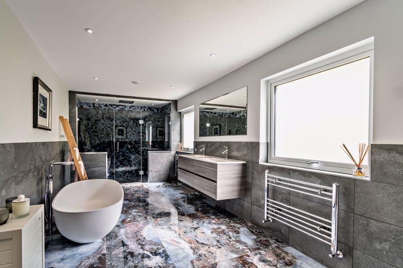 En-Suite Bathroom