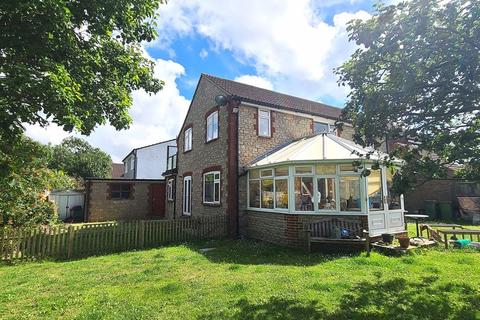 15 Henderson Walk, Steyning, BN44 3SG
