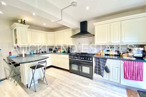 5 bedroom semi-detached house to rent, Forbes Avenue, Potters Bar EN6