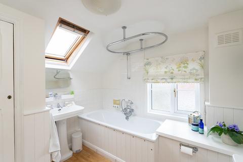 19 Meadowbrook Road, Dorking, RH4 1DH