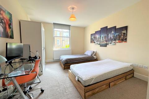 2 bedroom flat to rent, Rostrevor Road, Fulham, London
