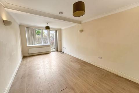 2 bedroom flat to rent, Lancaster Court, Uxbridge, UB8