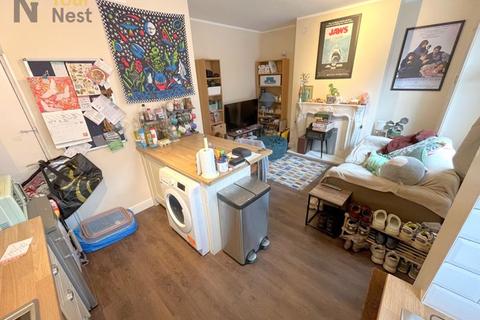 2 bedroom terraced house to rent, Thornville Avenue, Leeds, Hyde Park, LS6 1JS