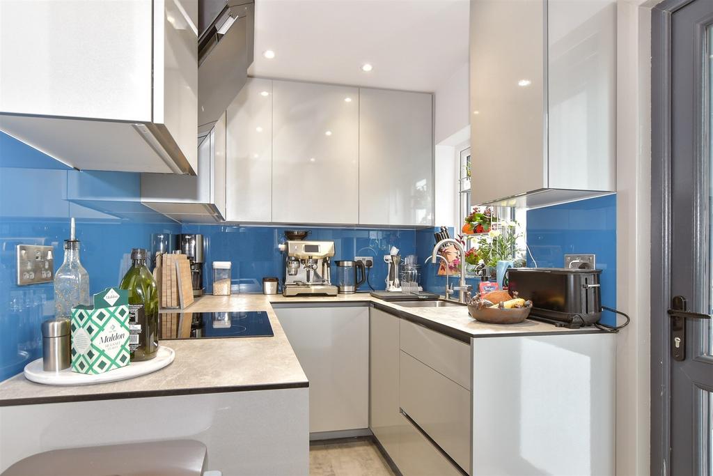 Bowes Road, Strood, Rochester, Kent 2 bed terraced house for sale £