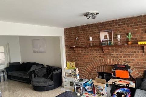 4 bedroom terraced house to rent, Hatton Road, Feltham