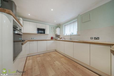 2 Barlows Road, Tadley, RG26 3NA