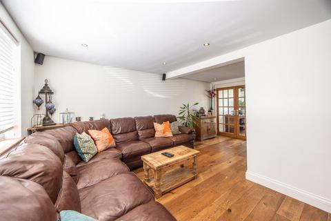 2 Stanley Crescent, Gravesend, DA12 5SY