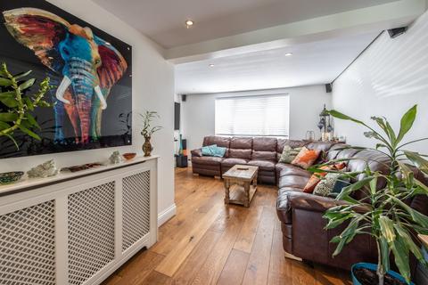 2 Stanley Crescent, Gravesend, DA12 5SY