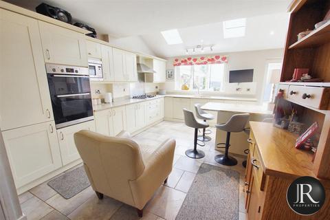 3 bedroom detached house for sale, Peakes Road, Etchinghill WS15