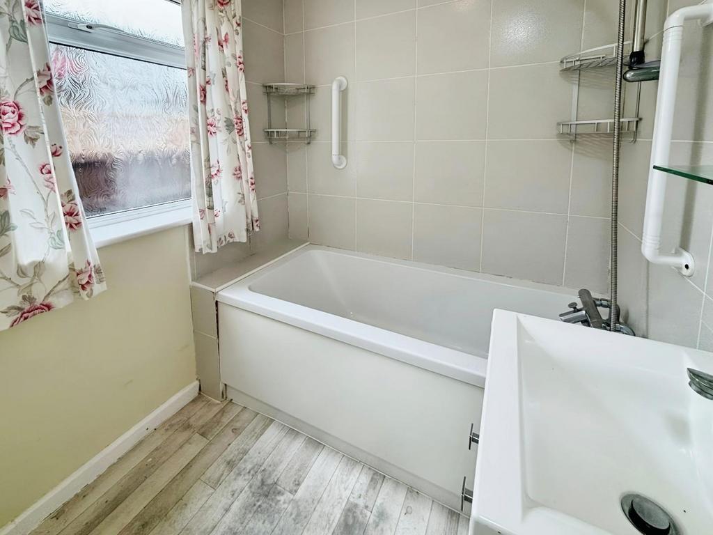 7886d364-bathroom 202.jpg