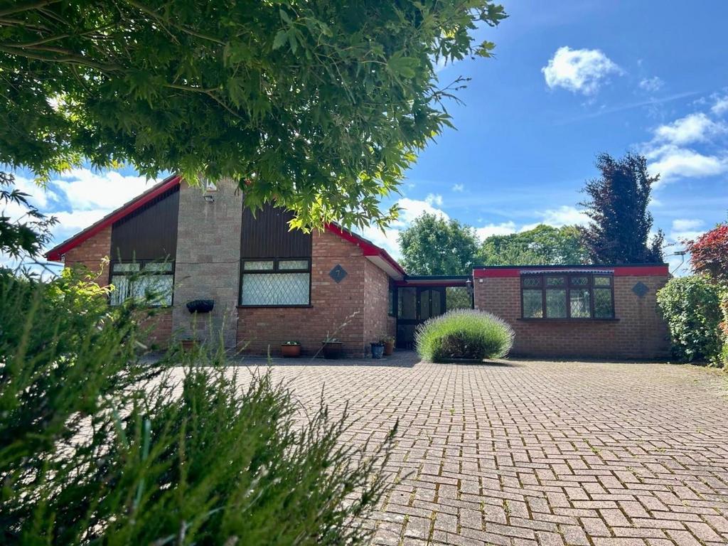 Orchard Lane, Childer Thornton... 4 bed detached bungalow for sale £