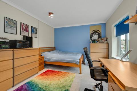 30 Heathside, Hinchley Wood, Esher, KT10 9TB