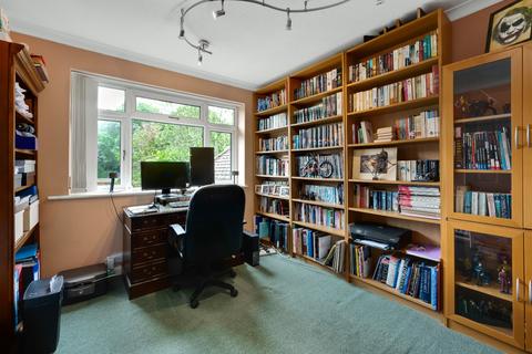 30 Heathside, Hinchley Wood, Esher, KT10 9TB