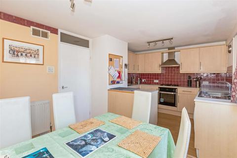 12 Abingdon Walk, Worthing, BN13 2QL